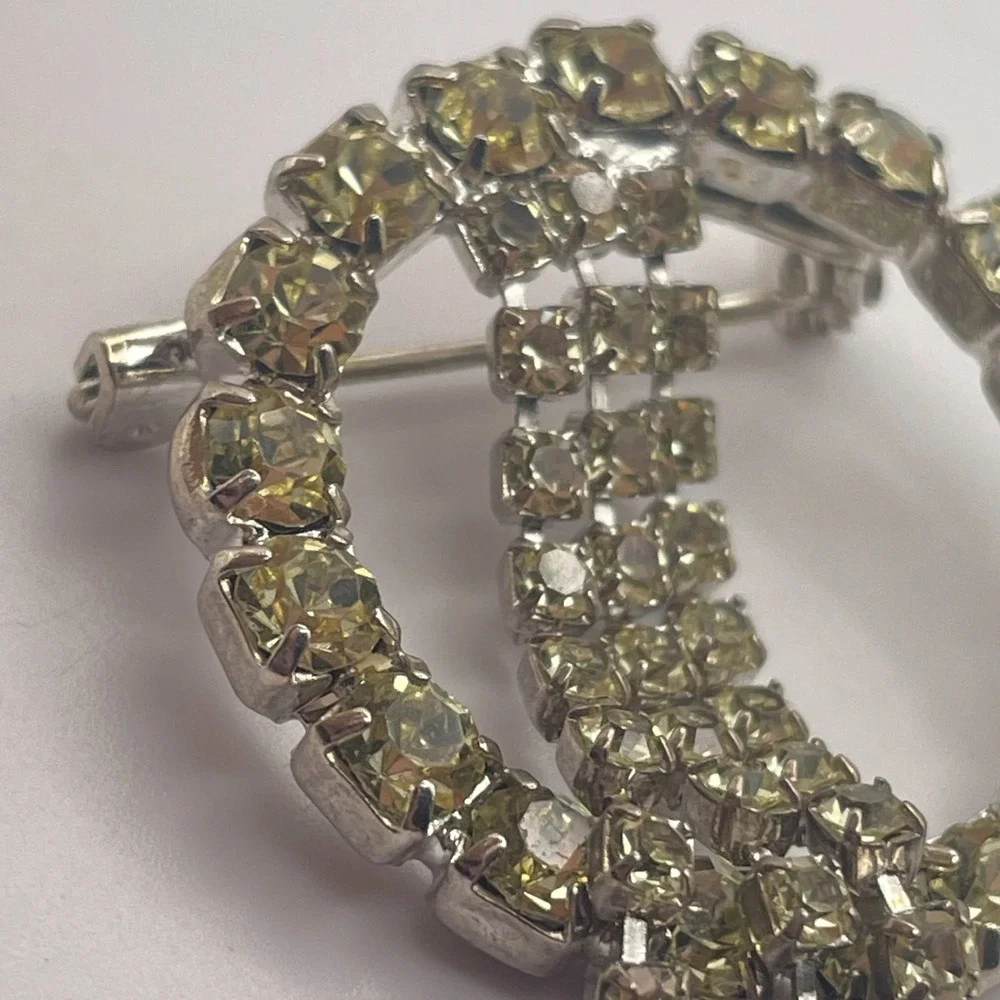Vintage Mid Century Pale Yellow Rhinestone Circle Trembler Dangle Brooch Pin